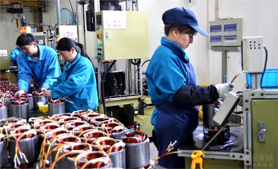 皖南电机:忙碌的自动化嵌线流水线 皖南电机:忙碌的自动化嵌线流水线